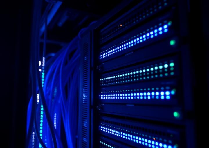 Rack de servidores e cabeamento estruturado de infraestrutura de TI